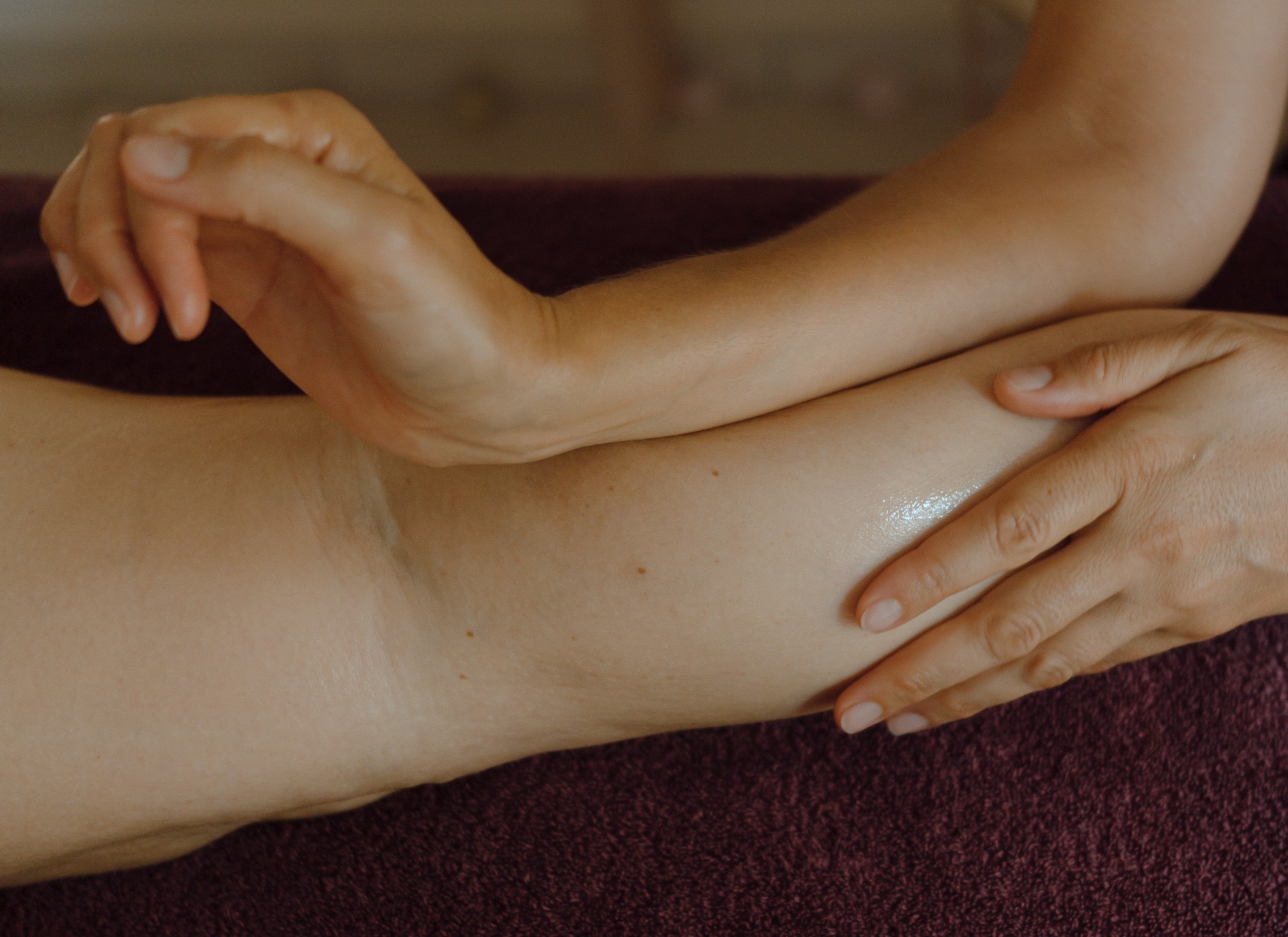 Massage tantrique — mains sur un bras, détente profonde