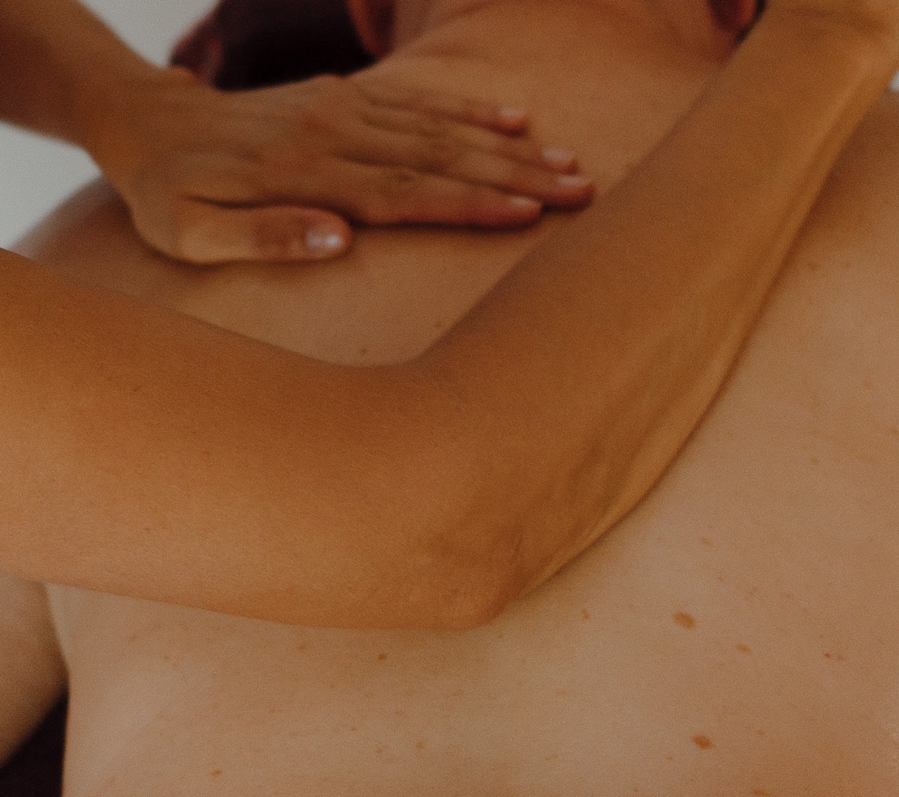 Mains d'Aline posées sur le dos d'une cliente