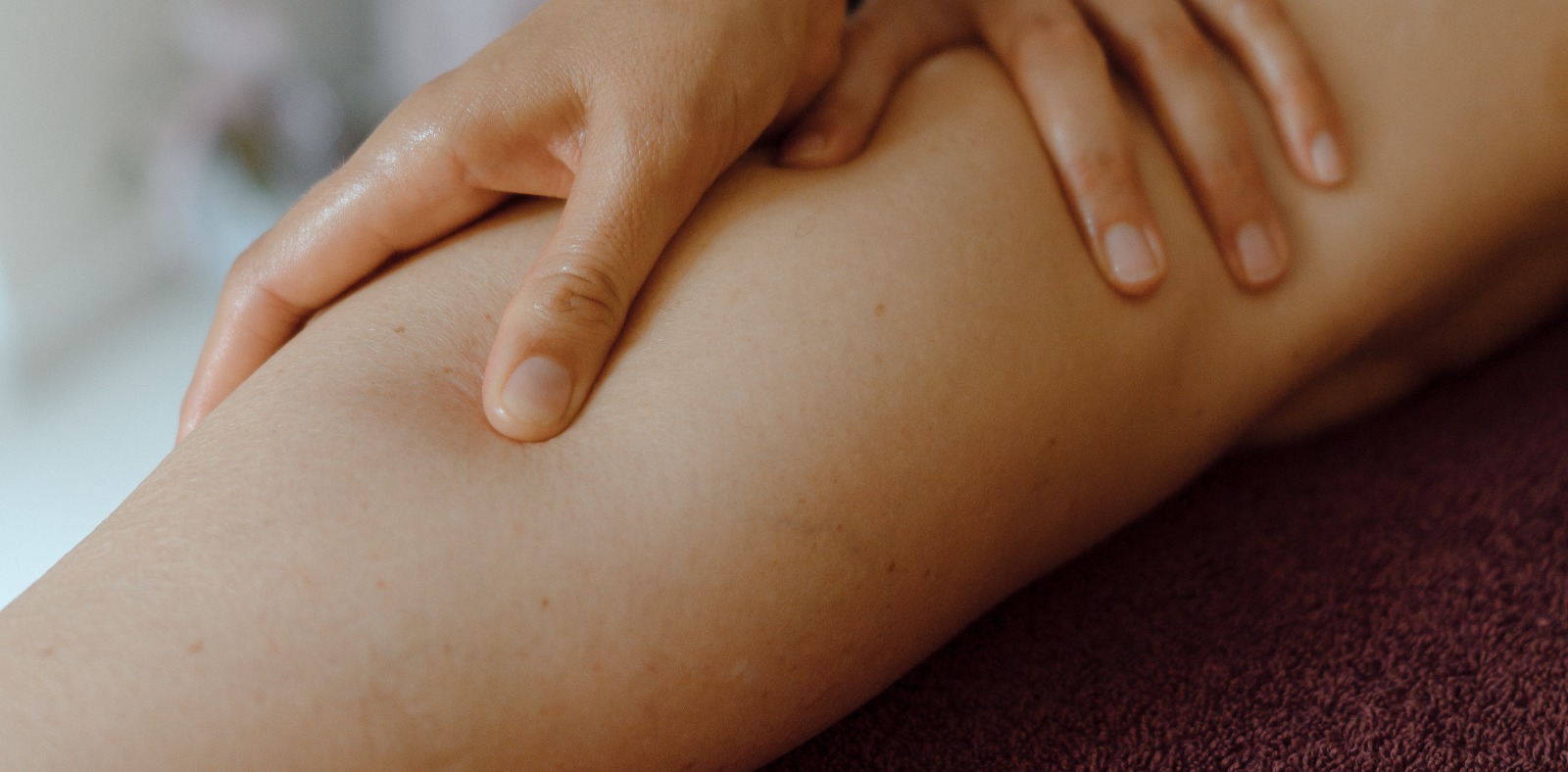 Mains apaisantes sur une jambe lors d'un massage