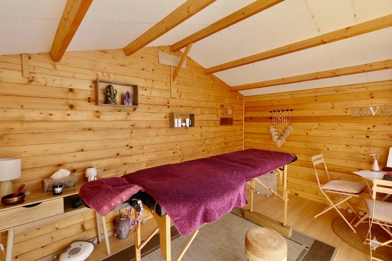 Chalet en bois isolé dans un jardin