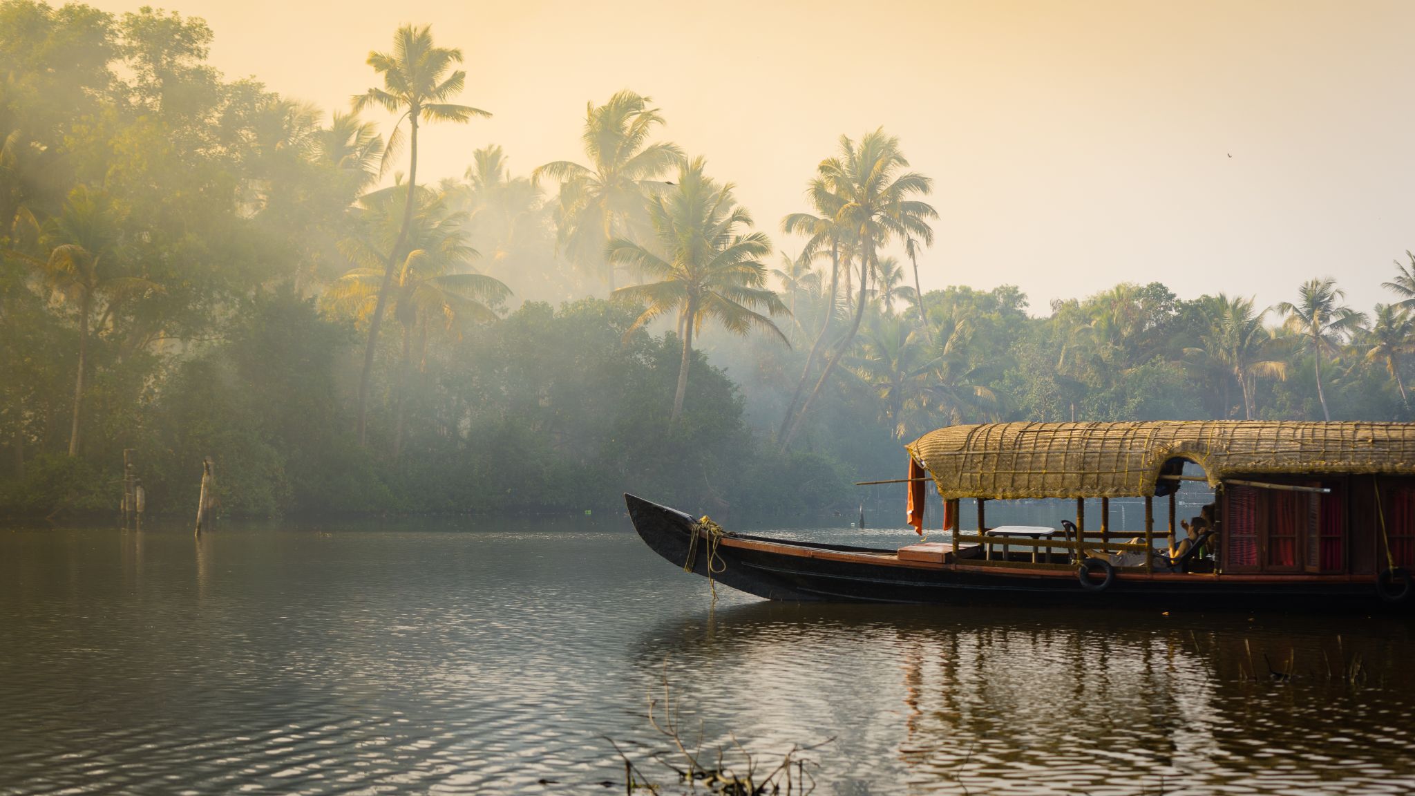 Paysage apaisant — bateau sur l'eau au lever du jour